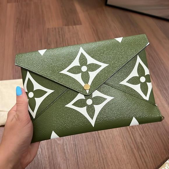 Green LV clutch with tan wallet - Picture 4 of 5